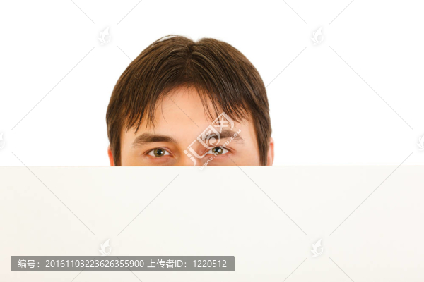男人的頭從白色的空白廣告牌上看出來