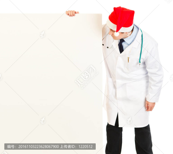 醫(yī)學(xué)博士在Santa的帽子看著空白廣告牌孤立在白色