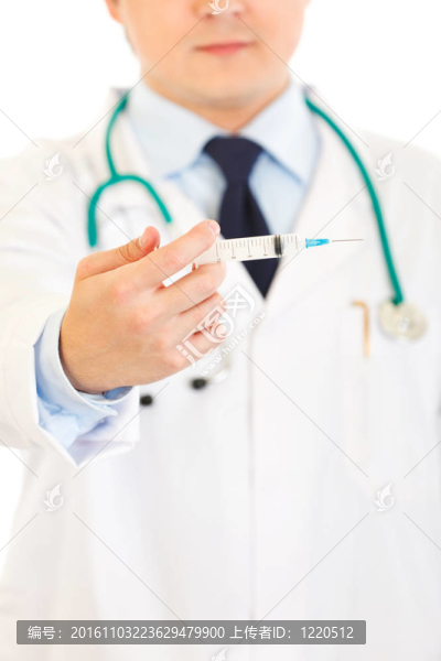 醫(yī)生用注射器在手上白色隔離。特寫。