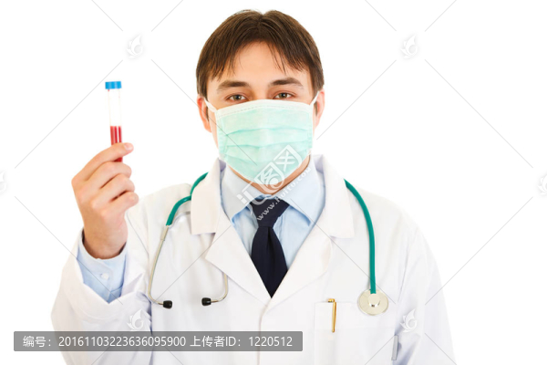 戴口罩的醫(yī)生在手上拿著血樣在白色上孤立
