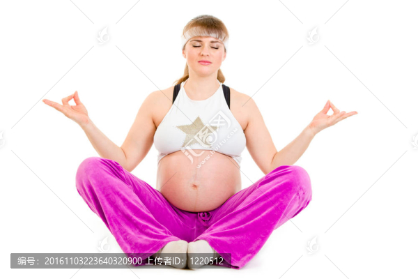 美麗的孕婦在白色上做瑜伽練習