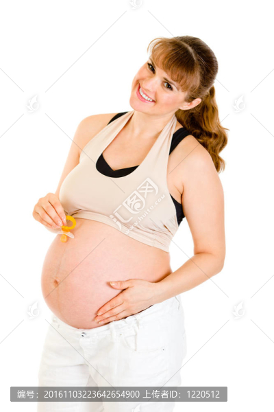 微笑孕婦抱著嬰兒假人近腹部孤立白色