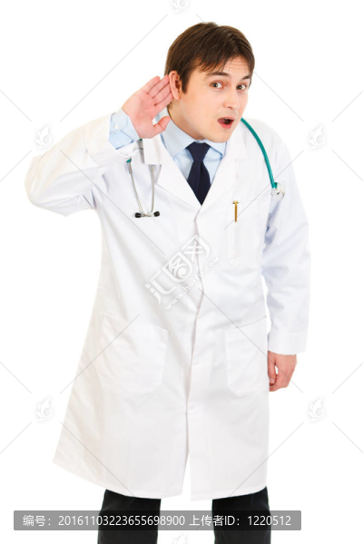 集中醫(yī)學(xué)醫(yī)生握在耳朵和聽孤立在白色