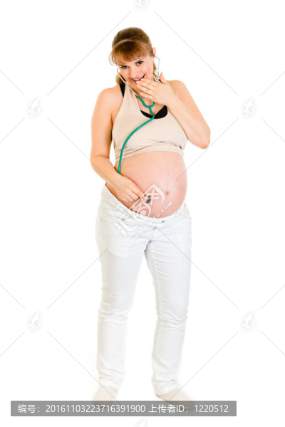 意外懷孕的女性拿著聽診器在她的肚子白色隔離