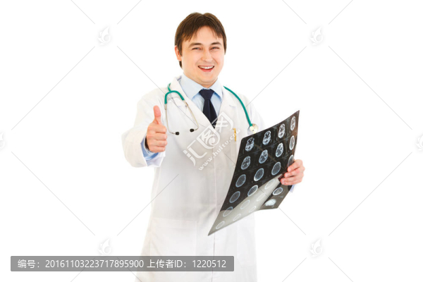 微笑的醫(yī)生舉行斷層掃描和顯示豎起大拇指的姿勢孤立在白色