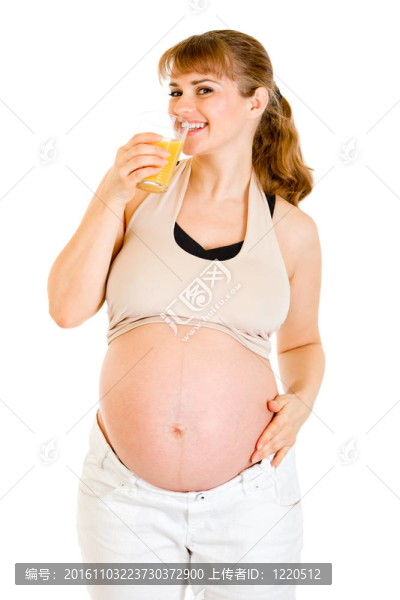 幸福美麗孕婦喝橙汁孤立在白色