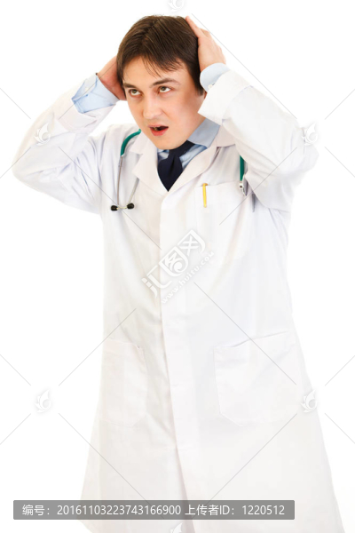 震驚的醫(yī)生抱著他的頭用手孤立在白色