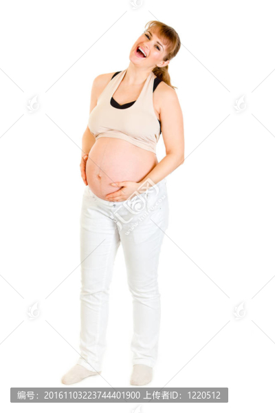 笑懷孕抱著她的肚子孤立在白色背景