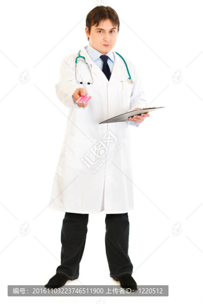 嚴(yán)肅的醫(yī)生拿著夾板和處方藥在白色的手上孤立