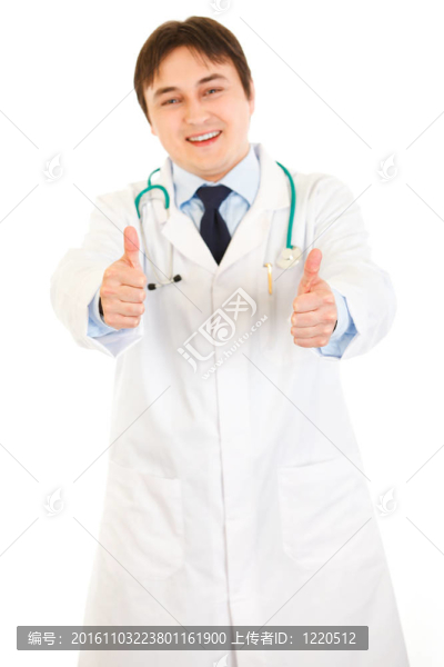 微笑的醫(yī)生在白色上露出豎起大拇指的姿勢