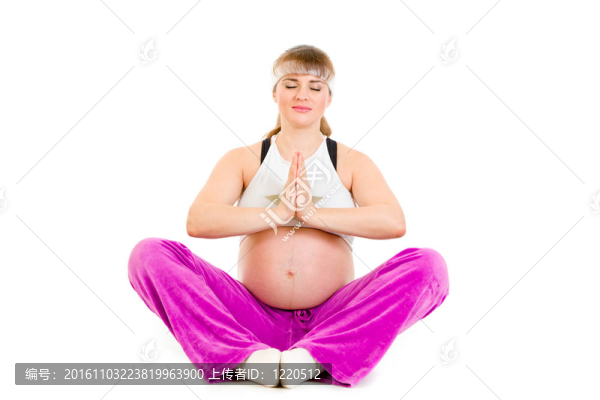 美麗的孕婦在白色上做瑜伽練習(xí)