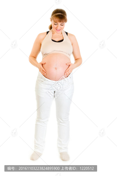 美麗的孕婦抱著她的腹部孤立在白色背景