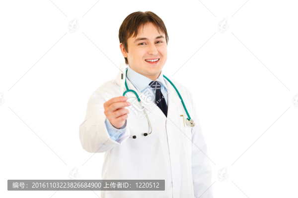 面帶微笑的醫(yī)生手里拿著體溫計在白色上孤立