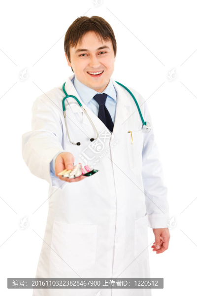 面帶微笑的醫(yī)生拿著藥片包在白色的手上