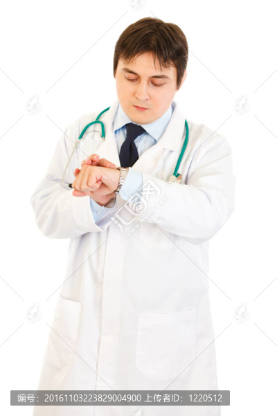 集中醫(yī)學醫(yī)生看著時鐘孤立在白色