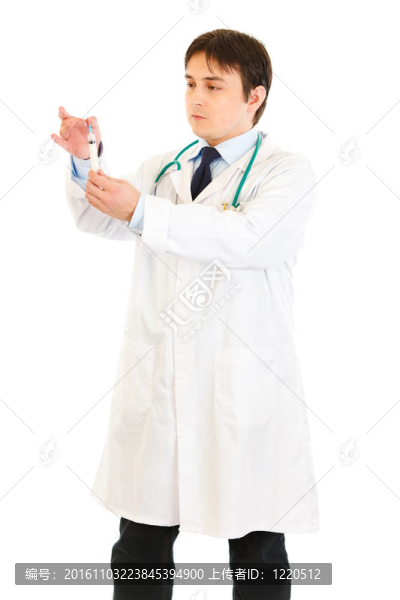 嚴(yán)重的醫(yī)生手持醫(yī)療注射器在白色的手孤立