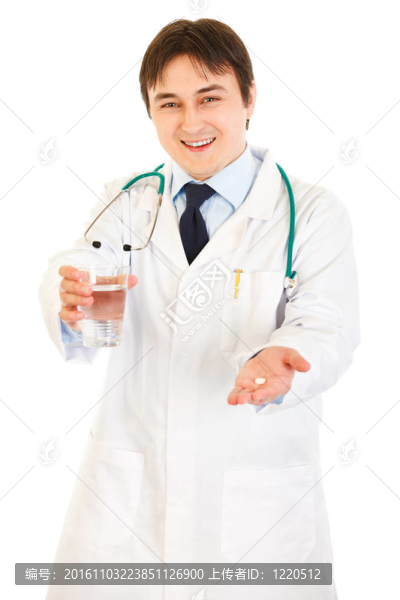 面帶微笑的醫(yī)生用藥物和一杯水在手上白色隔離