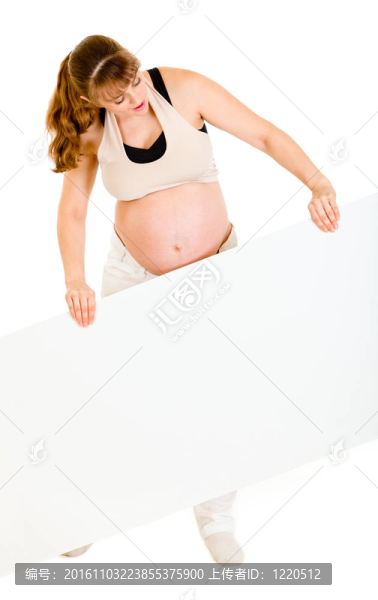 感興趣的孕婦持有空白廣告牌孤立在白色