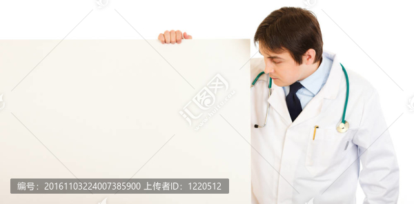 醫(yī)生看空白廣告牌孤立在白色