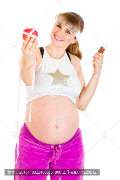 蘋果還是巧克力？孕婦選擇健康的生活方式孤立在白色。
