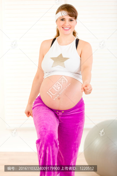 微笑美麗孕婦做健美操在家鍛煉健美操