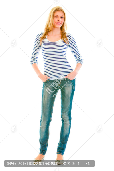 全方位的微笑美麗的少女的肖像與手在牛仔褲的白色孤立的口袋