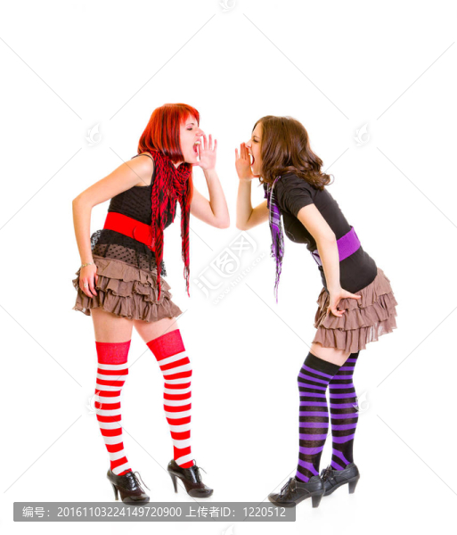 兩個漂亮的年輕女友互相在白色上互相叫喊
