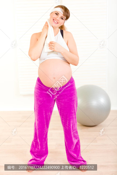 運動后孕婦用毛巾擦臉