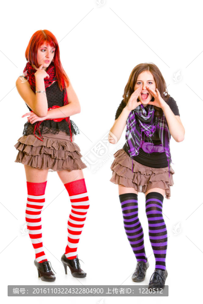 迷糊的女孩通過(guò)擴(kuò)音器的手形的女朋友孤立在白色看著她喊