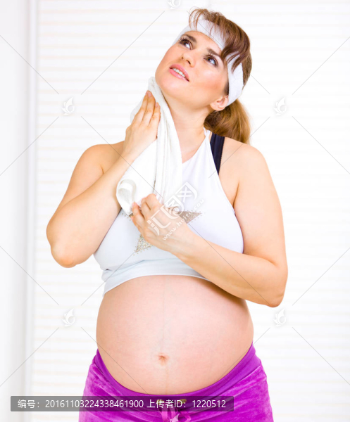 美女懷孕后用毛巾擦臉