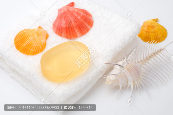 白毛巾上的肥皂