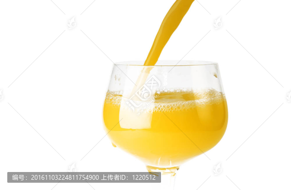 白色背景的鮮黃色橙汁