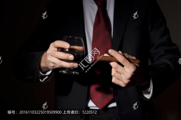 富有的人；擁有一支雪茄和威士忌
