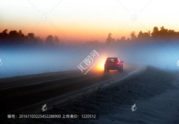冬季在夜間的鄉(xiāng)間小路上的車