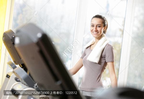 在跑步機上的年輕女子的肖像