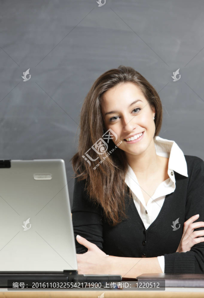一個年輕漂亮的女人與筆記本電腦的肖像