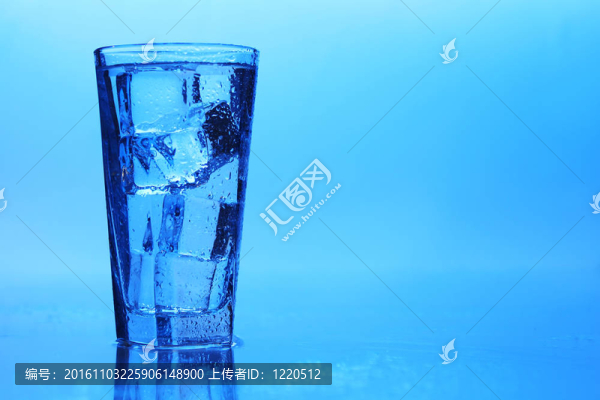 冰晶清澈的水