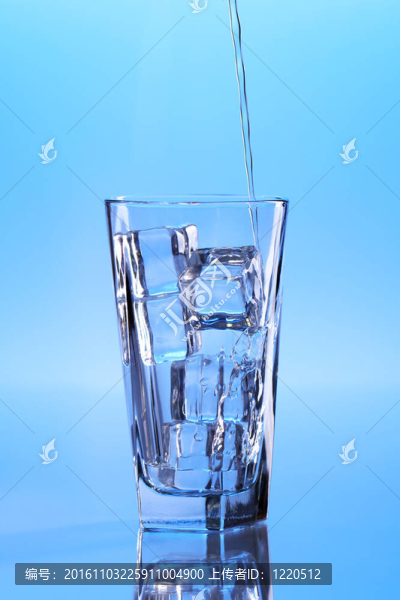 冰晶清澈的水