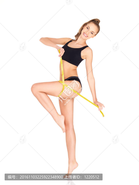 穿黑色運(yùn)動服的女子