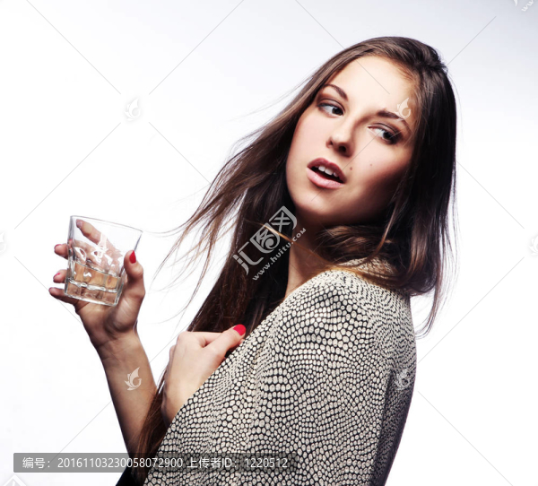 手玻璃的年輕女人