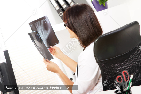 年輕的女醫(yī)生看著X射線