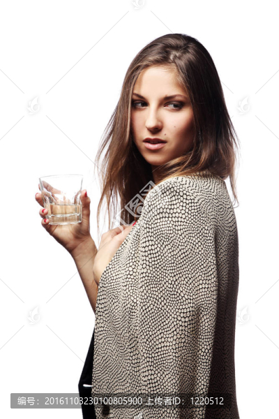 手玻璃的年輕女人