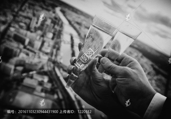 兩個(gè)手拿著婚禮香檳