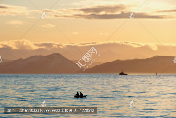 夕陽中的漁夫船
