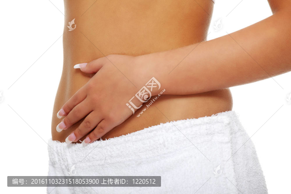 女人摸她的肚子