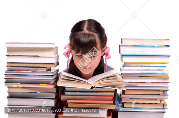 小女孩讀著一本書坐在成堆的書中