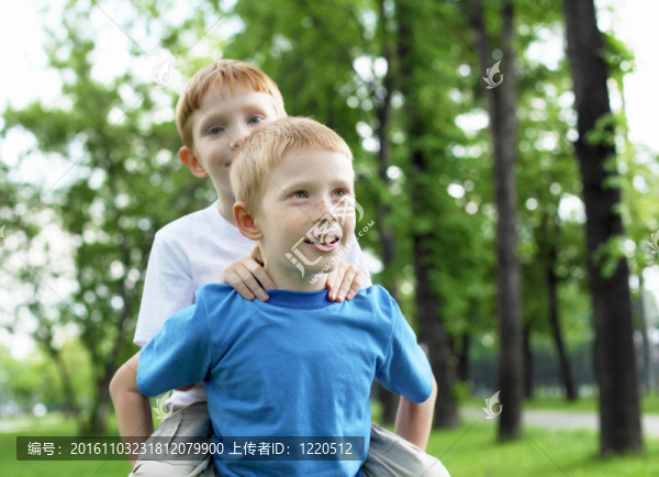 夏天兩個(gè)男孩在戶外的畫像