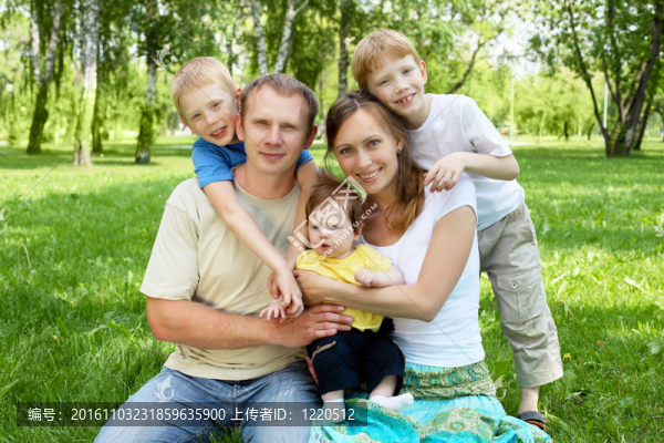 家人一起在公園里