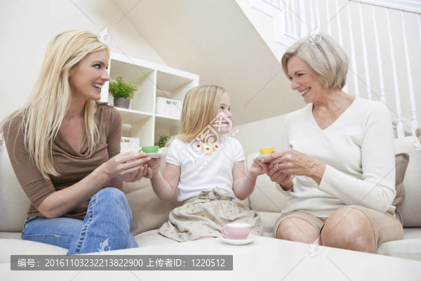家中三代女性。媽媽；奶奶和女兒在茶在中國(guó)茶具玩。