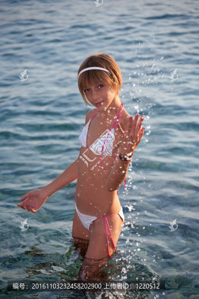 比基尼少女